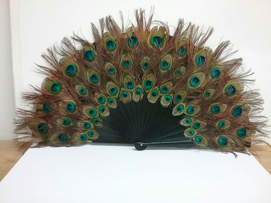 abanico fabricado con plumas de pavo real. Este abanico grande con plumas de pavo real es ideal para decoración de paredes. También se utiliza para danza.