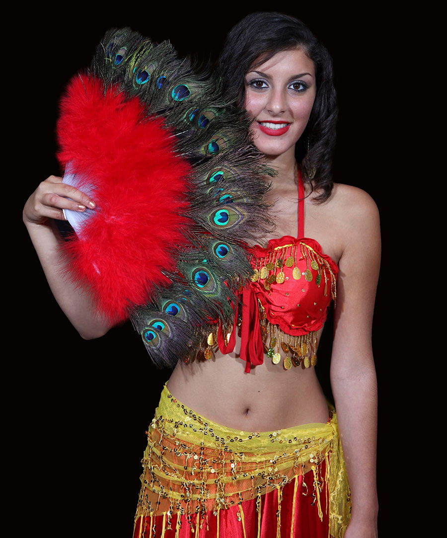 una chica muy bonita con un abanico de plumas de pavo real de color rojo, es una bailarina muy guapa. Utiliza el abanico como complemento de baile.