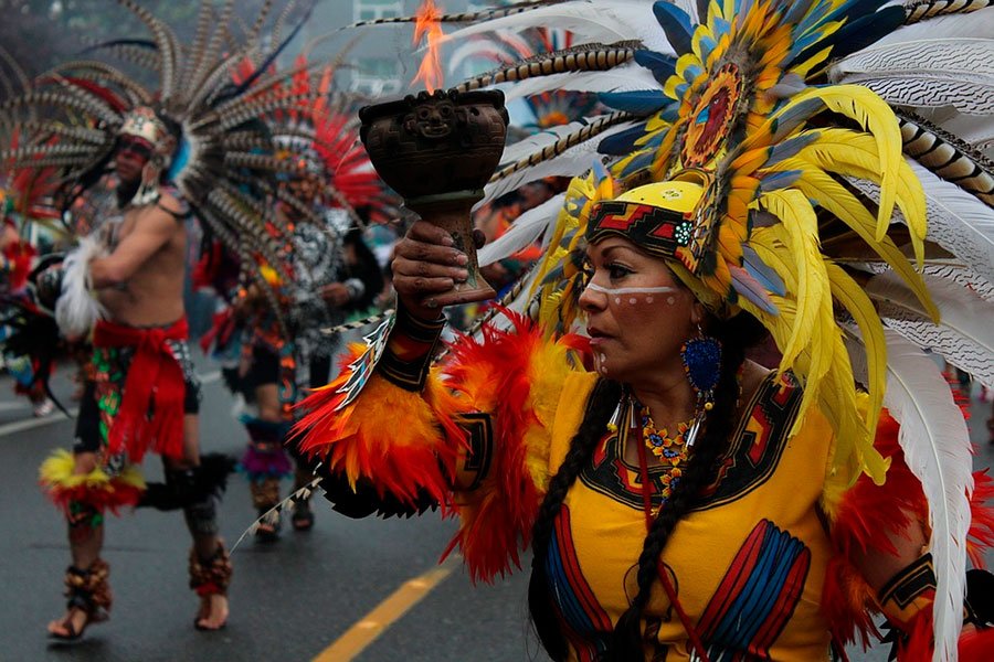 gente disfrazada de tribu de los indios nativo americanos.