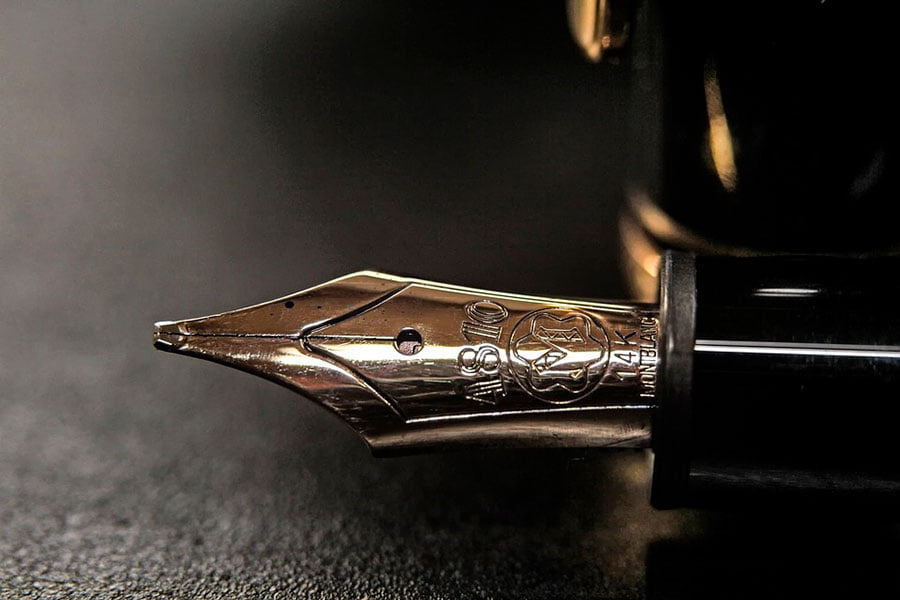 pluma estilografica Meisterstuck de color negro y acabada en oro de 14kilates. 