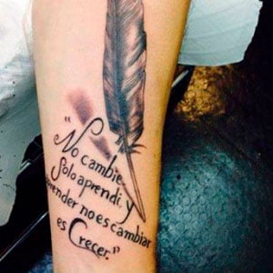 una frase poética junto a una pluma tatuada.