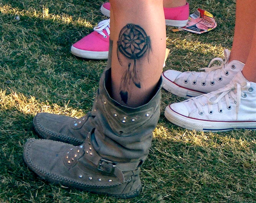 atrapa sueños tatuado en la parte baja de la pierna de esta chica. tatuajes plumas significado,tatuajes de plumas significado,tatuaje de plumas,tatuajes plumas mujer,tatuajes de plumas de pavo real,tatuajes de plumas significado en mujeres,plumas para tatuajes,tatuajes plumas pequeñas,tatuajes con plumas,tatuajes plumas indias.