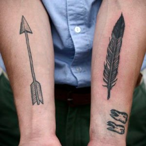 una flecha en un brazo y una pluma en el otro.