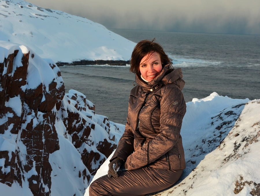 Esta mujer disfruta de unas vistas increíbles del acantilado. Llevad puesto una de nuestras chaquetas de pluma de ganso ultraligera.
