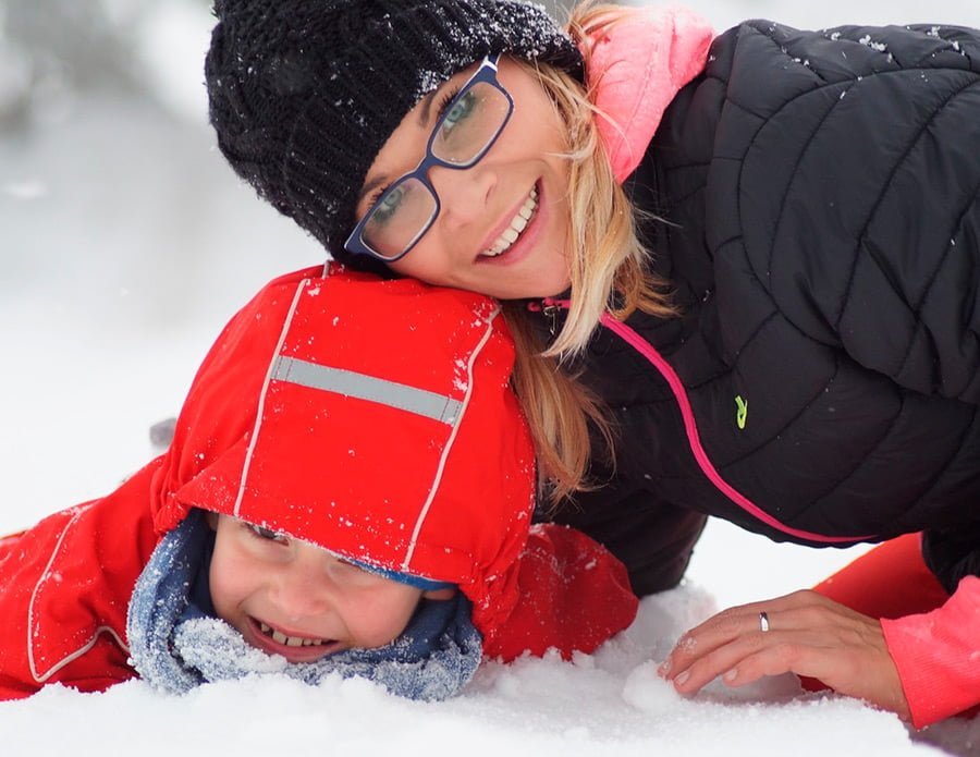 Esta madre y su hijo se lo pasan bien en la nieve. Los dos están abrigados con plumíferos de plumón duvet. Es de oca, el de mejor calidad.